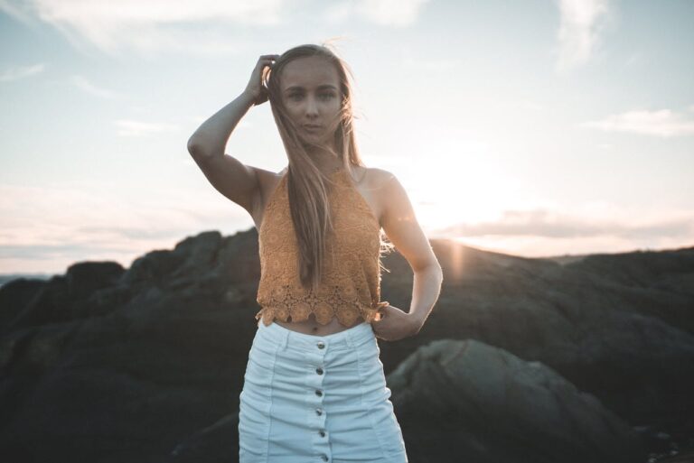 Wandelen bij zonsondergang door het Noorse berglandschap